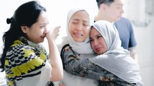 Abaikan isu Ayu Dewi laksanakan umroh kirim doa spesial untuk mendiang Ibu