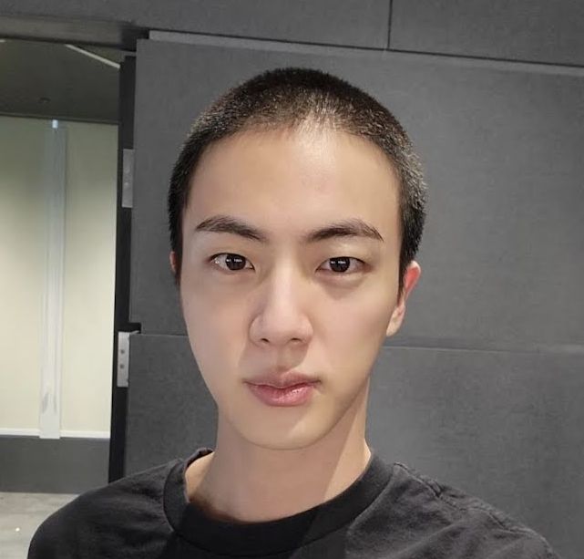 Siap Berangkat Wamil, Jin BTS Pamerkan Potongan Rambut Barunya