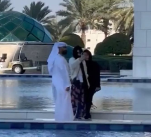 Jennie BLACKPINK Terlihat Gunakan Hijab Saat Berkunjung di Masjid  Abu Dhabi