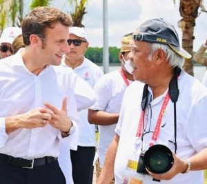 Mentri PUPR Kocak Basuki Hadimoljono Berbincang dan menjadi Fotografer saat Acara KTT G20 dengan Topi Terbalik