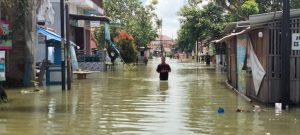 Kondisi Air Masih 80 Cm, Kepala Desa Bumirejo Mengaku Kesulitan Mendistribusikan Bantuan Ke Lokasi