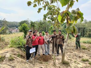 Mencegah Banjir datang Banser Pati dan Perkumpulan Gereja katolik menanam ribuan pohon di lereng kendeng