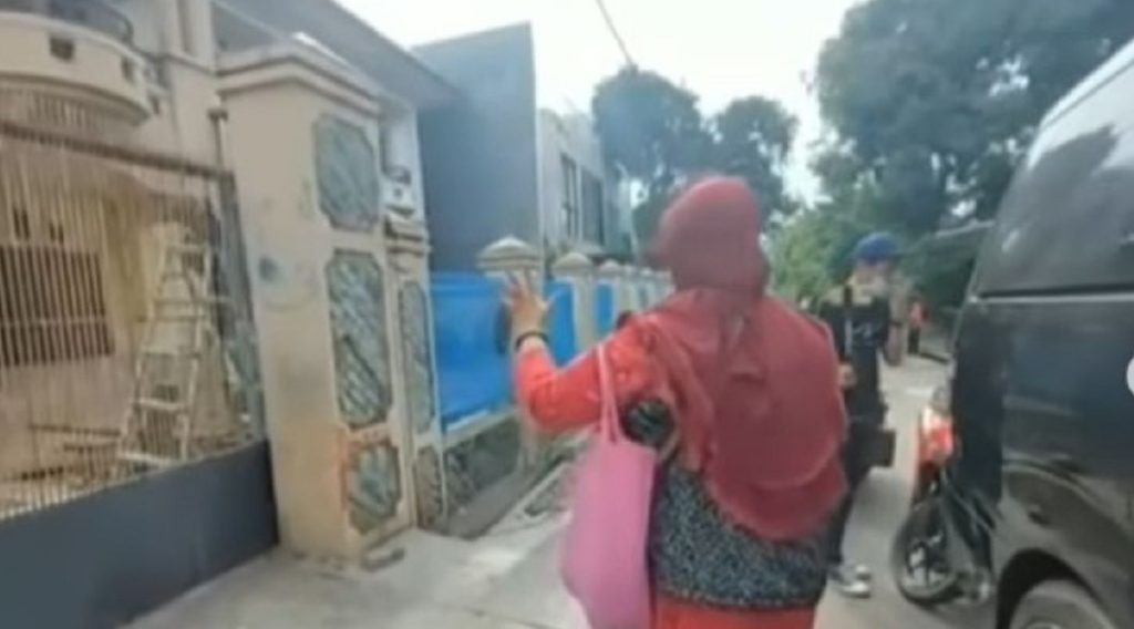 Seorang Ibu Berlagak Paranormal Melakukan Ritual Didepan Rumah Tiko