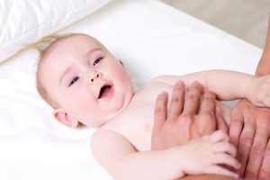 Tips Pijat bayi saat bayi batuk pilek