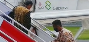 Kronologi terpelesetnya ibu Iriana Jokowi saat menuruni tangga pesawat kepresidenan