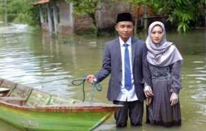 Dua Pasangan Ini Melangsungkan Pernikahan Di Tengah Genangan air