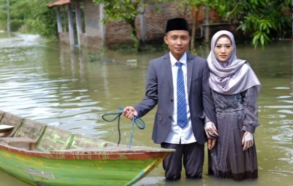 Dua Pasangan Ini Melangsungkan Pernikahan Di Tengah Genangan air