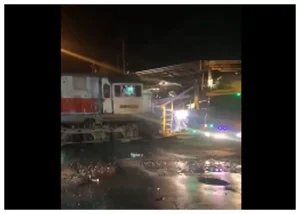 Video Viral Kereta Api Tabrak Truk Pengangkut Mobil Baru, Penjaga Perlintasan jadi Pahlawan, Simak kronologi