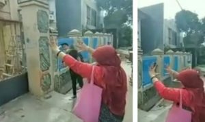 Ada Ibu-ibu Ritual Didepan Rumah Tiko, Netizen Berkomentar Itu Hanya Pura-pura