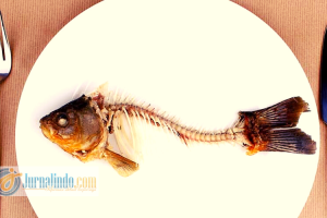 9 Langkah Atasi Duri Ikan Terjebak di Tenggorokan