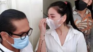 Alasan Wendy Walters Menangis Saat Keluar Dari Ruang Pengadilan Negri Jakarta Utara