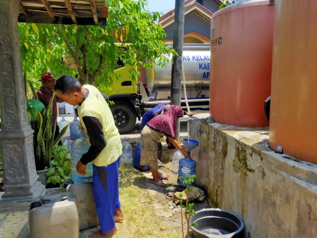 Ngeluh! Air Sumur Berubah Asin, Warga Gebang Kesulitan Dapatkan Air Untuk Konsumsi