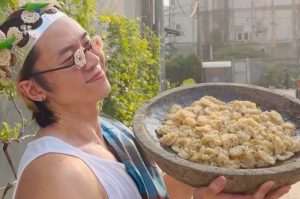 Rafael Tan Mengajak Anggota Smash Untuk Menikmati Seblak Coet