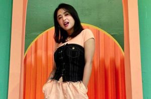 Dewi Perssik Beli Mobil Seharga 2,7 Miliar yang Dilengkapi Kursi Pijat dan Toilet
