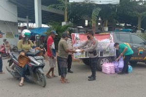 Dalam Kegiatan Aksi Peduli, Polsek Tayu Bagi-bagi Nasi Kotak