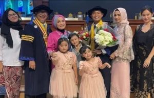 Pendidikan Tidak Mengenal Usia, Aktor Deddy Mizwar Wisuda Bareng Anak dan Jadi Wisudawan Tertua