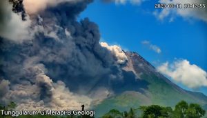 Gunung Merapi Kembali Gurgurkan Awan Panas, 7 Kilo Meter dari Puncak Berpotensi Bahaya