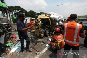 Dua Orang Tewas Akibat Kecelakaan Bus dengan Truk di Tol Dupak Surabaya