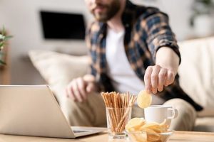 Ngemil Jadi Self Reward yang Baik untuk Kesehatan Mental, Kok Bisa?