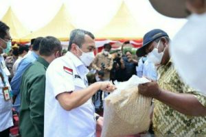 Gubernur Riau Serahkan Bantuan Alsintan Untuk Tingkatkan Pertanian Bengkalis