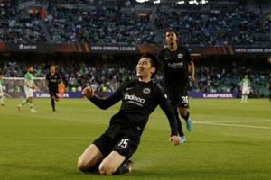 Bungkam Tuan Rumah Real Betis 2-1, Frankfurt Pegang Kendali