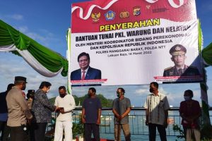 Menko Serahkan Bantuan PKL, Warung, Dan Nelayan Labuan Bajo