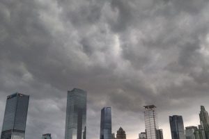 Jaksel dan Jaktim Berpotensi Hujan Petir Minggu Sore