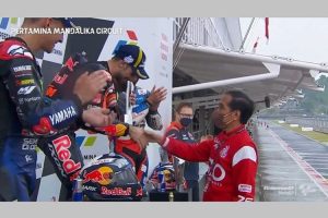Pebalap MotoGP Mandalika Dapat Cenderamata Bumbu Khas Indonesia