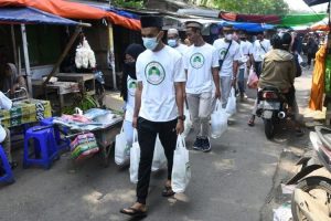 Ratusan Mahasantri Pendukung Ganjar Pranowo Bagi-bagi Sembako