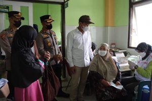 Percepat Vaksinasi, Polres Banjarnegara Berikan Layanan Vaksin Pada Pengguna Jalan