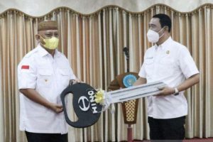 Gubernur Gorontalo Serahkan Bantuan Mobil untuk IPDN