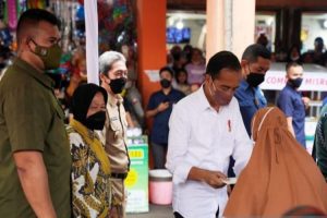 Cek Harga Minyak Goreng, Presiden Jokowi Blusukan ke Pasar 