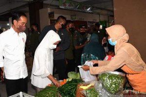 Presiden Jokowi Cek Langsung Harga Minyak Goreng di Pasar Muntilan