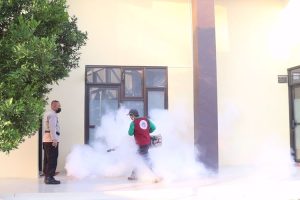 Antisipasi DBD, Polres Pemalang Lakukan Fogging di Lingkungan Kantor dan Asrama