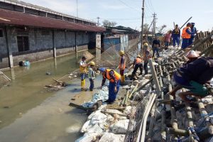 Pasca Banjir Rob di Semarang, Ditpolairud Polda Jateng Terus Berpatroli dan Bantu Warga Perbaiki Tanggul
