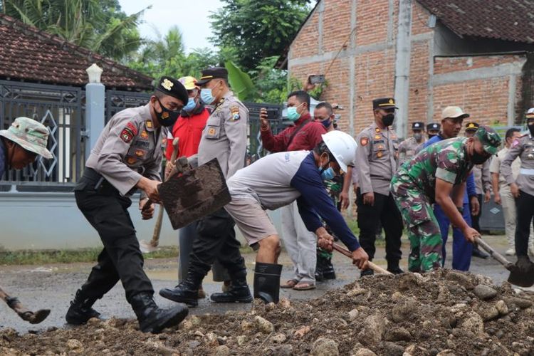 Masyarakat Trenggalek Kompak Gotong-royong Perbaiki Jalan Rusak