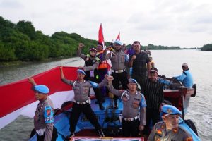 Polres Pati Kibarkan Bendera Merah Putih Raksasa Menyambut Hari Kemerdekaan Indonesia