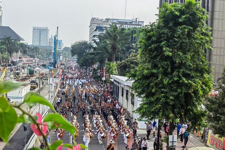 Puluhan ribu masyarakat gelar kirab Merah Putih