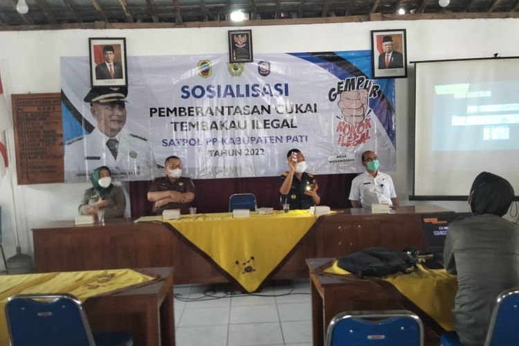 Petugas Bea Cukai Kudus mengajak Masyarakat berhenti membeli Rokok Ilegal.