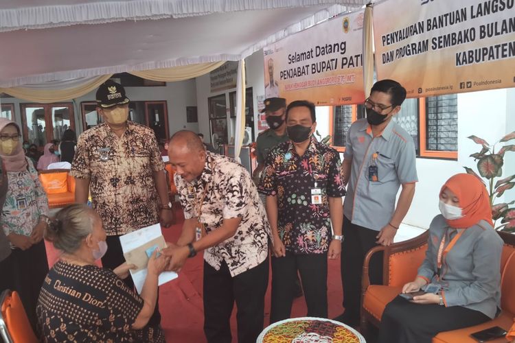 PJ Bupati Pati menyalurkan bantuan BLT BBM secara Simbolis