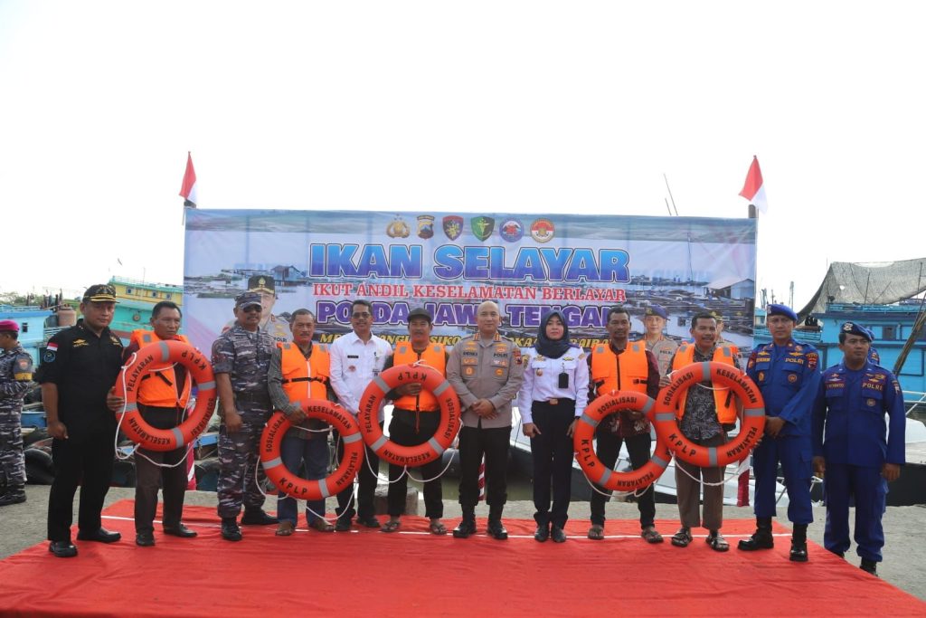 Program Serentak Ikan Selayar, Sat Polairud Polresta Pati Bagikan Life Jacket