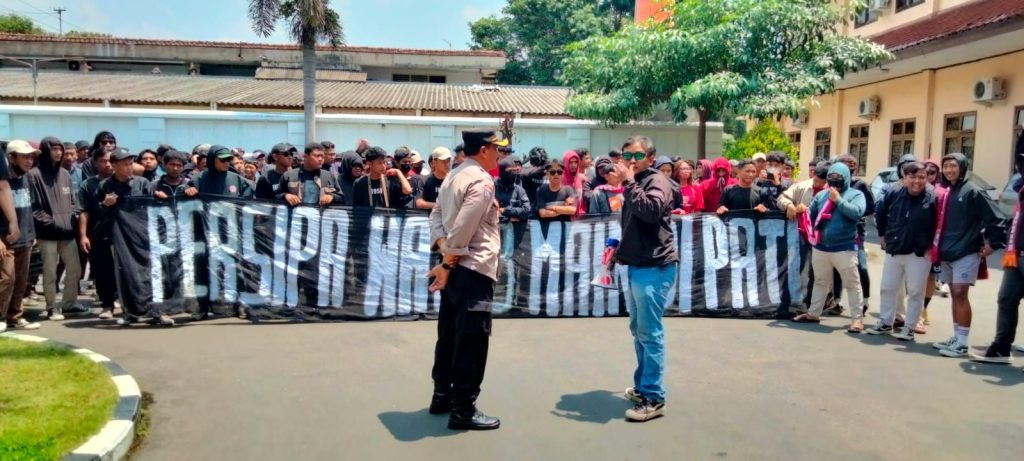 Ratusan Demonstran Geruduk Kantor DPRD Pati, Patifosi Tuntut Segera tambahkan Lampu di Stadion Joyo Kusumo