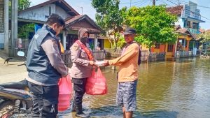 Wujud Kepedulian, Polresta Pati Bagikan Bansos Kepada Warga Terdampak Banjir