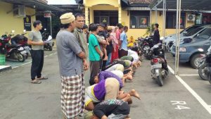 Belasan Pemuda Diamankan Polsek Sukolilo dan Dihukum Sujud ke Orang Tuanya Masing-Masing