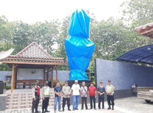 Akibat Protes Ormas, Patung Bunda Maria di Rumah Doa Kulonprogo Ditutup Terpal