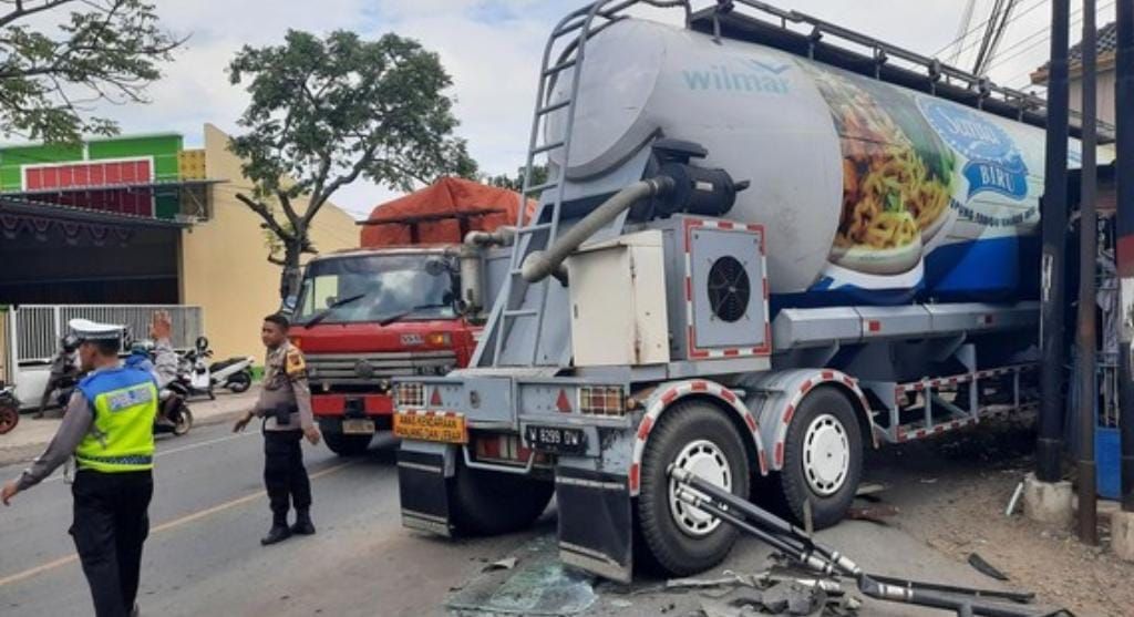 Dua Truk Terlibat Laka, Bengkel Diesel Jadi Sasaran Begini Kondisinya.