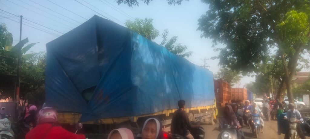 Gelar Pawai Sedekah Bumi Desa Pakis, Jalur Utama Pati-Jepara Sempat Terjadi Kemacetan