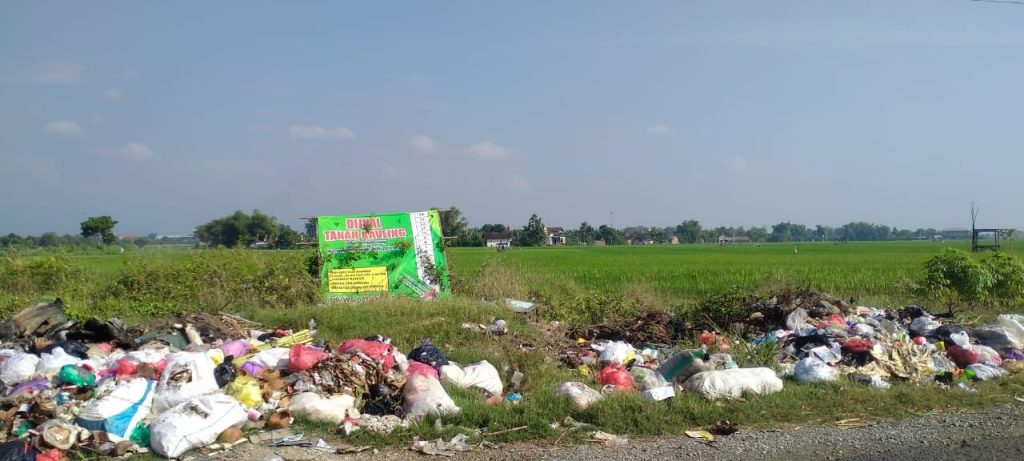 Sampah Menggunung, Pemilik Lahan Protes DLH Pati Lakukan ini