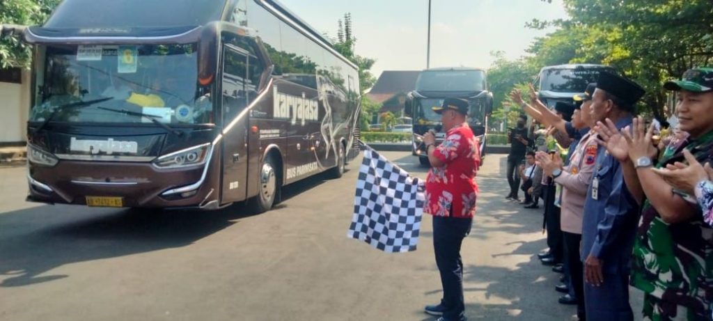 Kloter 78 Diberangkatkan Menggunakan 3 Bus. PJ Bupati Kibarkan Bendera