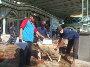 Puluhan Hewan Kurban Disembelih, Desa Tapen Dapat Bantuan Dari Baznas